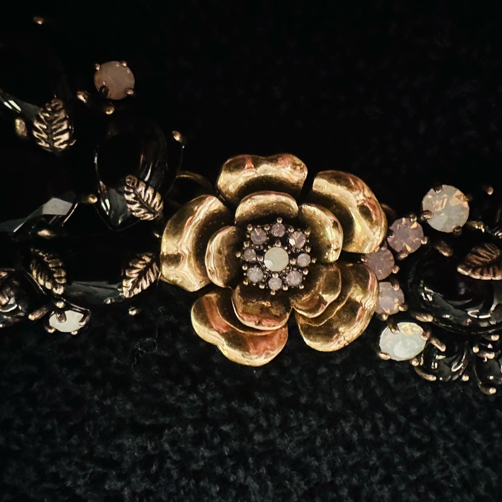 Exquisite Chloe + Isabel Black and Goldtone Floral Bracelet Intricate Accents - Picture 5 of 16
